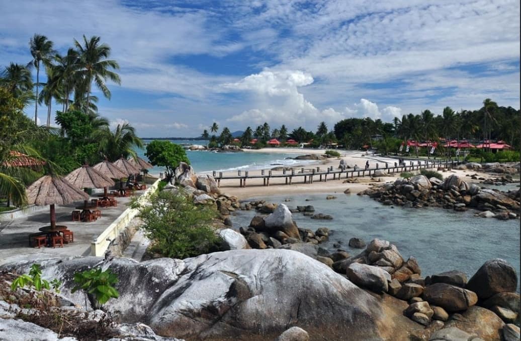 Pemandangan indah Pantai Parai Tenggiri dengan pasir putih yang lembut dan air laut yang biru jernih