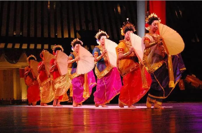 Tari Pakarena
