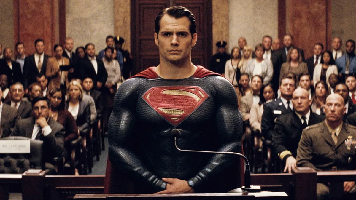 Superman, dengan jubahnya yang mengibarkan di angin, menunjukkan kekuatannya yang tak terbantahkan dalam pertarungan melawan kejahatan