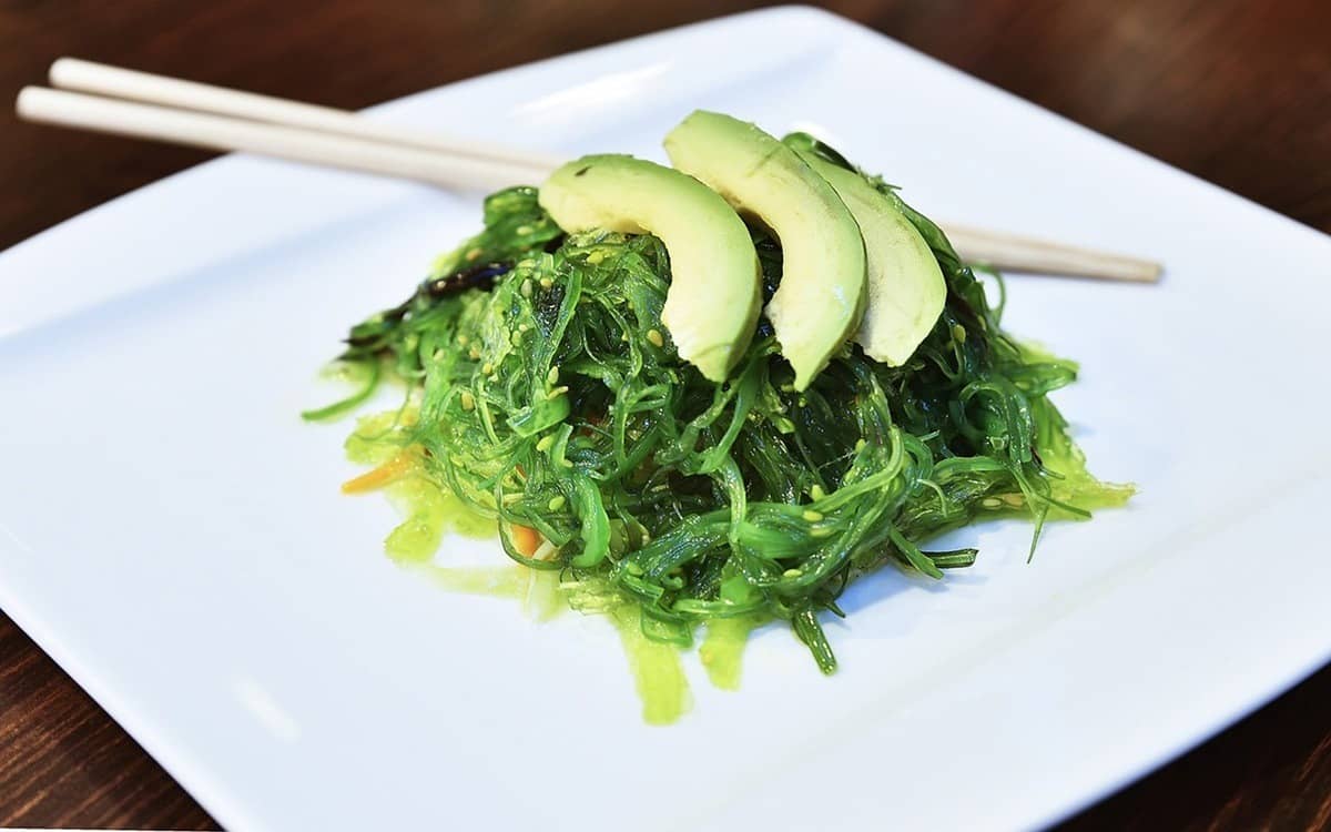 Salad rumput laut segar dengan mentimun, wortel, dan taburan biji wijen panggang