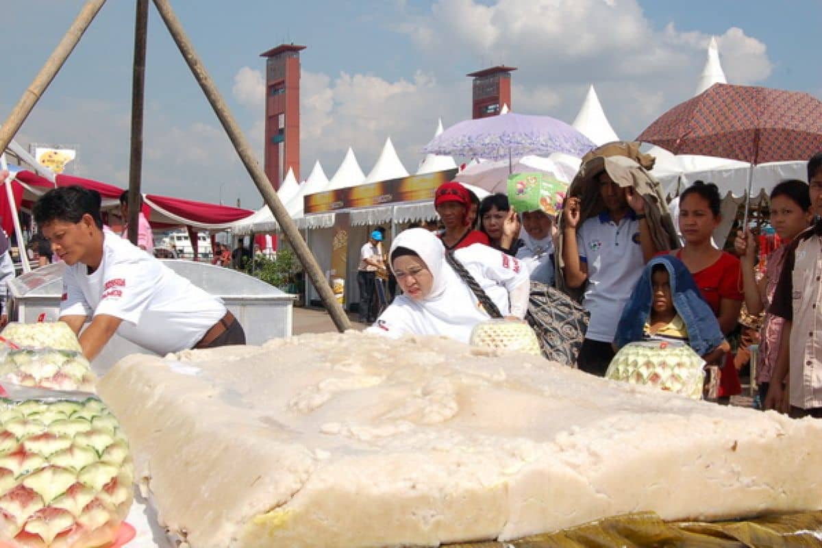 Tumpukan pempek Palembang yang segar dan menggugah selera, siap untuk dinikmati sebagai hidangan utama atau camilan.