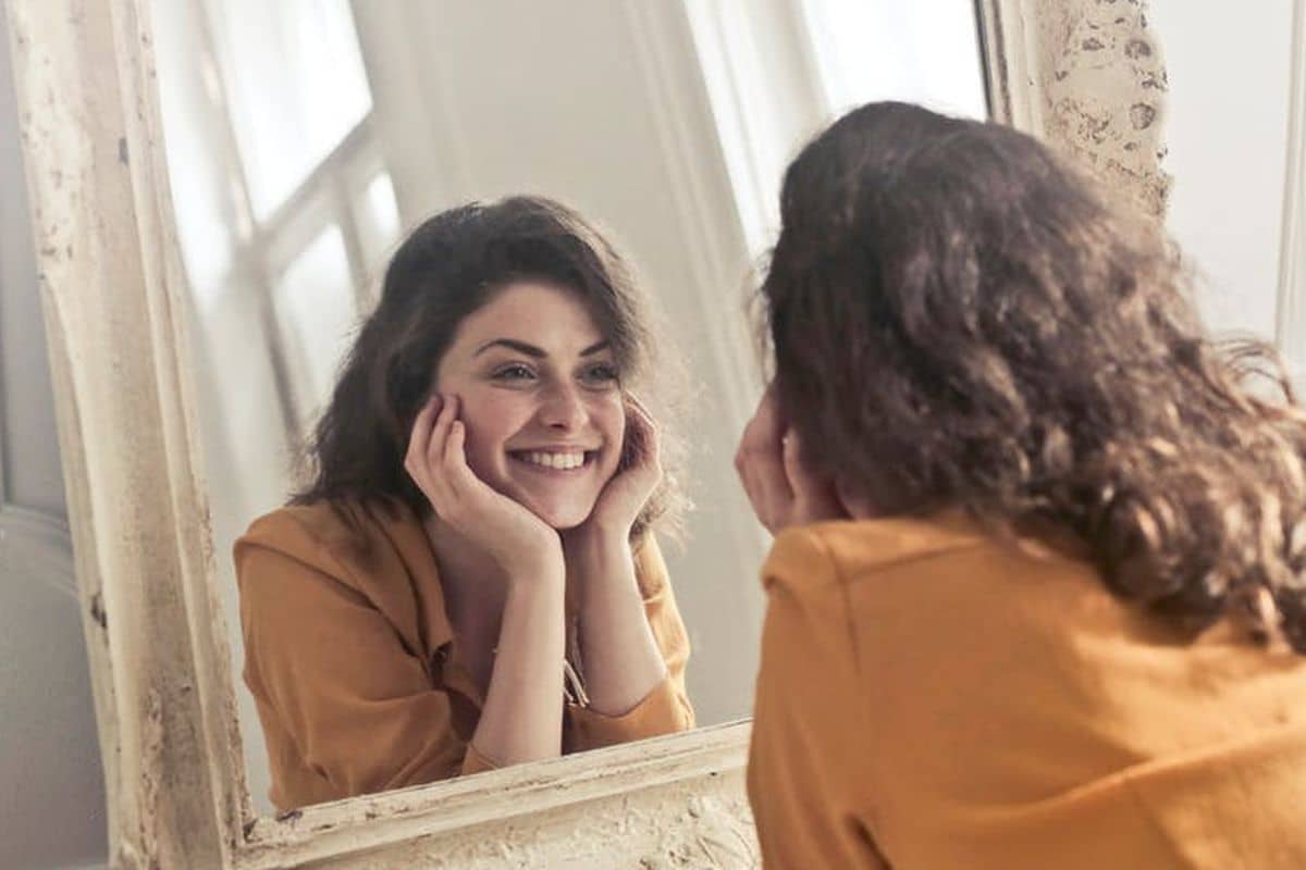 Smiling Depression: Ketika Senyuman Menyembunyikan Kesedihan yang Dalam