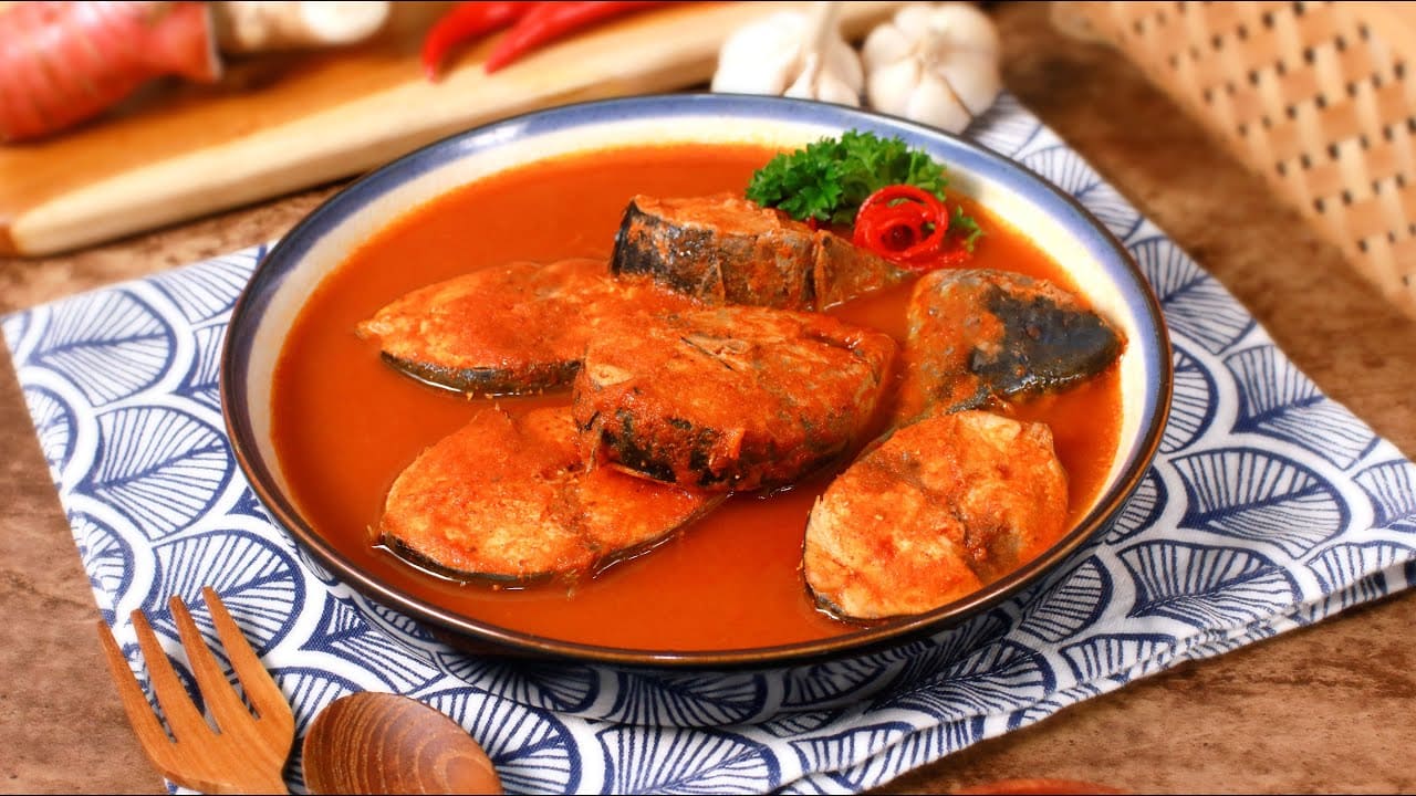 Asam Padeh ikan tongkol yang menggugah selera, disajikan dengan kuah merah pedas dan asam yang kaya akan rempah