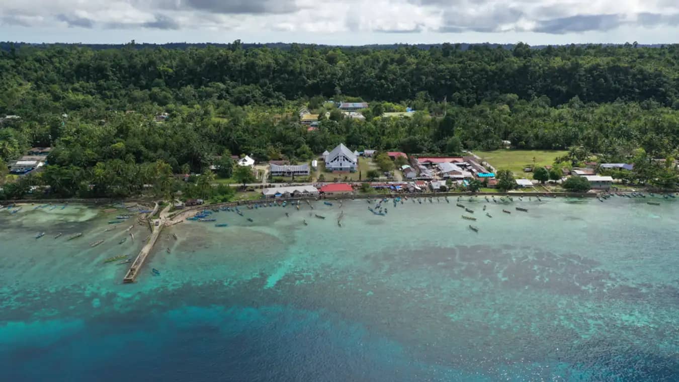 Keindahan Pulau Biak: Menikmati pantai berpasir putih dan air laut yang jernih di surga tropis Papua