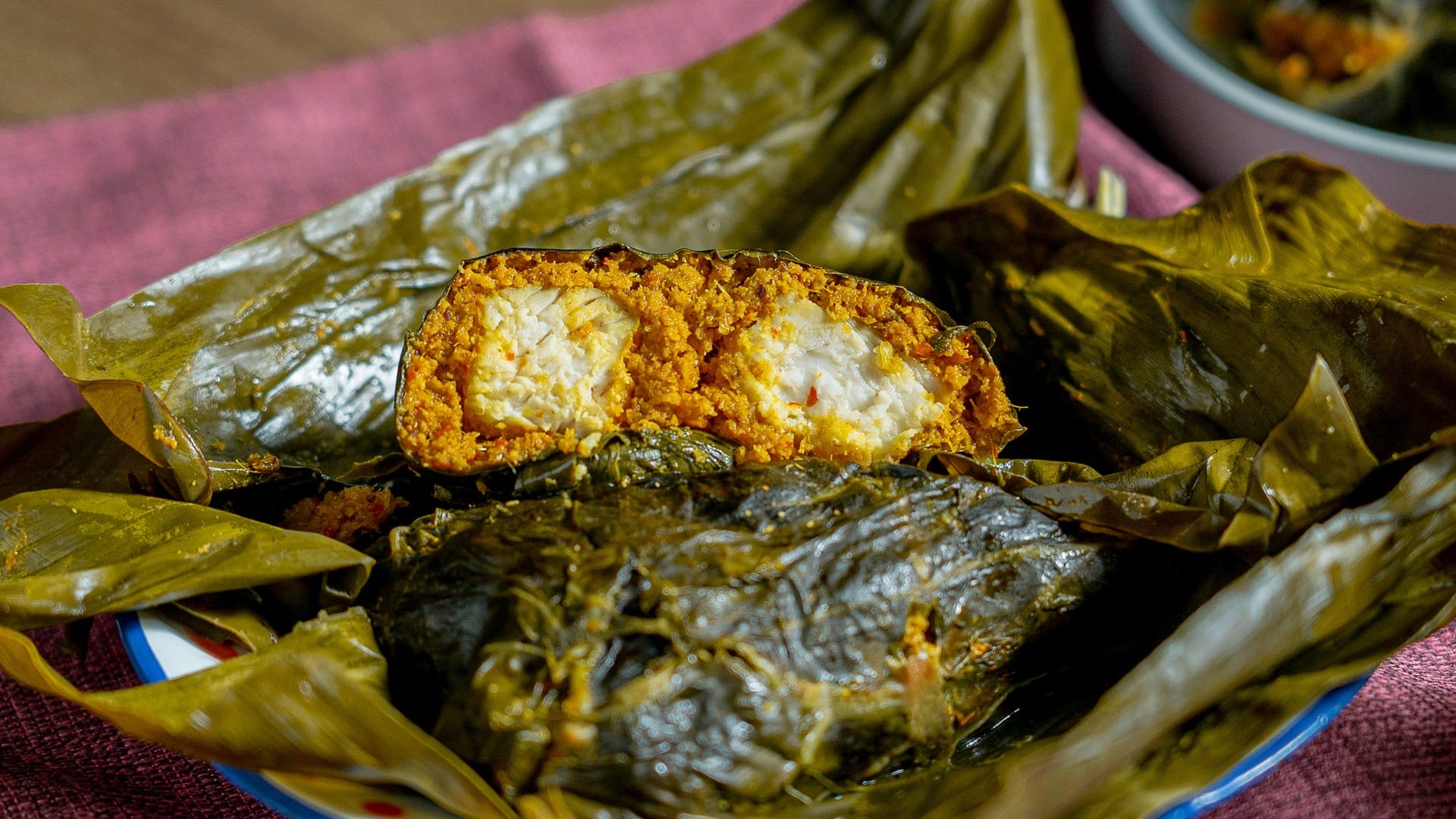 Pendap khas Bengkulu yang dibungkus daun talas, siap untuk disajikan dengan nasi hangat