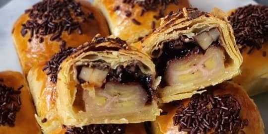 Sepiring bolen pisang yang baru saja keluar dari oven, dengan kulit pastry yang renyah dan isian pisang manis