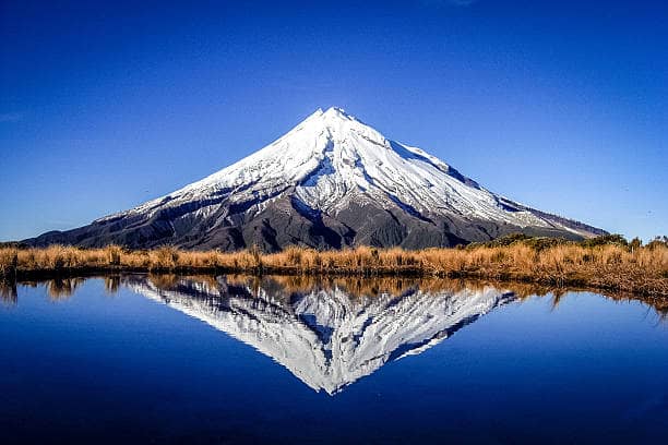 Gunung Taranaki: Keindahan Alami yang Wajib Kamu Kunjungi di Selandia Baru
