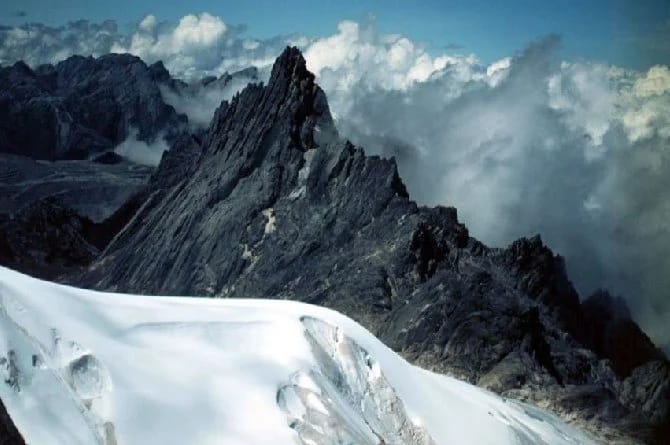 Pegunungan Jayawijaya: Pemandangan menakjubkan dari puncak-puncak tertinggi di Indonesia, dengan lapisan es abadi yang mempesona