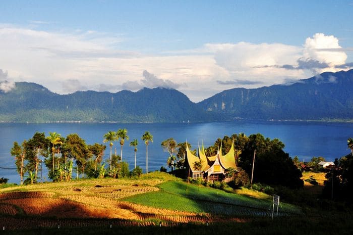 Keindahan Danau Maninjau dengan latar perbukitan hijau yang menakjubkan di Sumatera Barat