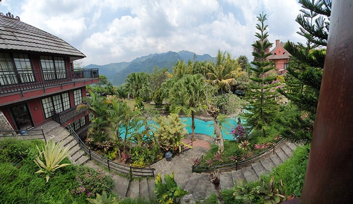 Pemandangan menakjubkan dari puncak Edensor Hill, menampilkan hamparan perkebunan teh dan pegunungan hijau yang memanjakan mata