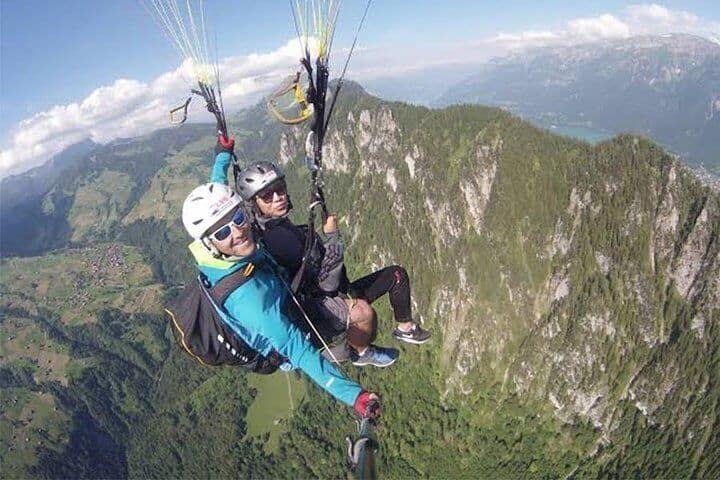 Panorama Manado Skyline yang memukau dengan latar belakang Pegunungan Klabat dan Laut Sulawesi yang biru jernih, menciptakan pemandangan yang tak terlupakan