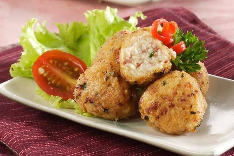 Bola Tahu Rebon Gurih dan Renyah: Camilan bola tahu dengan udang rebon, digoreng hingga kuning kecokelatan