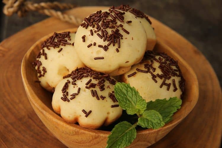 Lezatnya kue cubit dengan topping meises dan keju, jajanan klasik yang selalu dirindukan