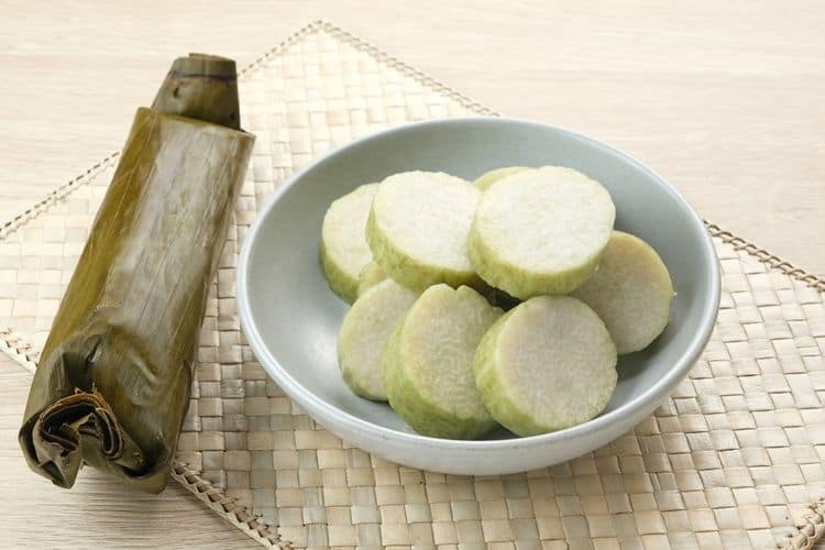 Lezatnya Lontong Aron: Hidangan tradisional Banyuwangi yang memadukan beras, santan, dan bumbu rempah dalam bungkus daun pisang, menciptakan cita rasa khas yang tak terlupakan