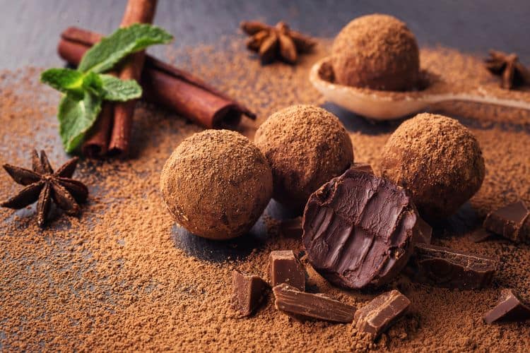 Lezatnya Truffle Coklat buatan sendiri dengan tekstur lembut dan coklat pekat yang meleleh di mulut