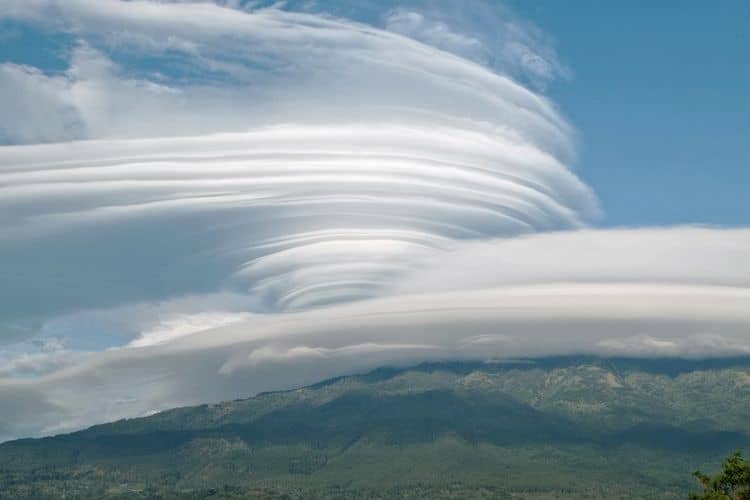 Awan lenticular