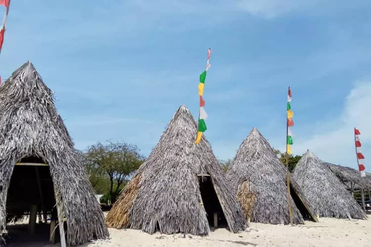 Pantai Tablolong : Spot Liburan NTT yang Diam-Diam Makin Hits!