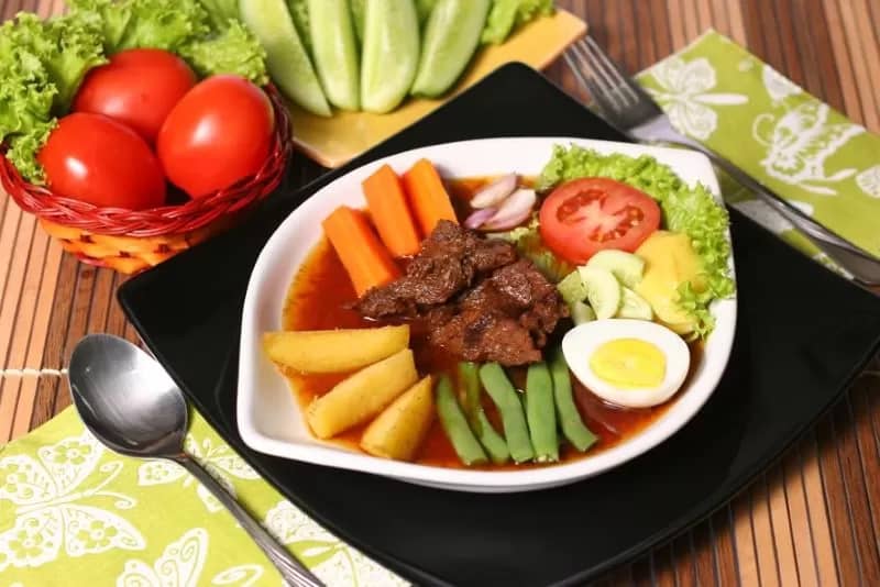 Sepiring Selat Solo khas Surakarta dengan kuah manis gurih, daging empuk, dan aneka sayuran segar