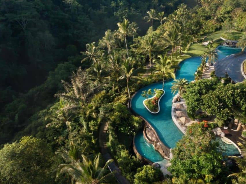 Pemandangan sawah terasering Tegalalang di Ubud yang hijau dan indah, menjadi salah satu spot foto favorit wisatawan